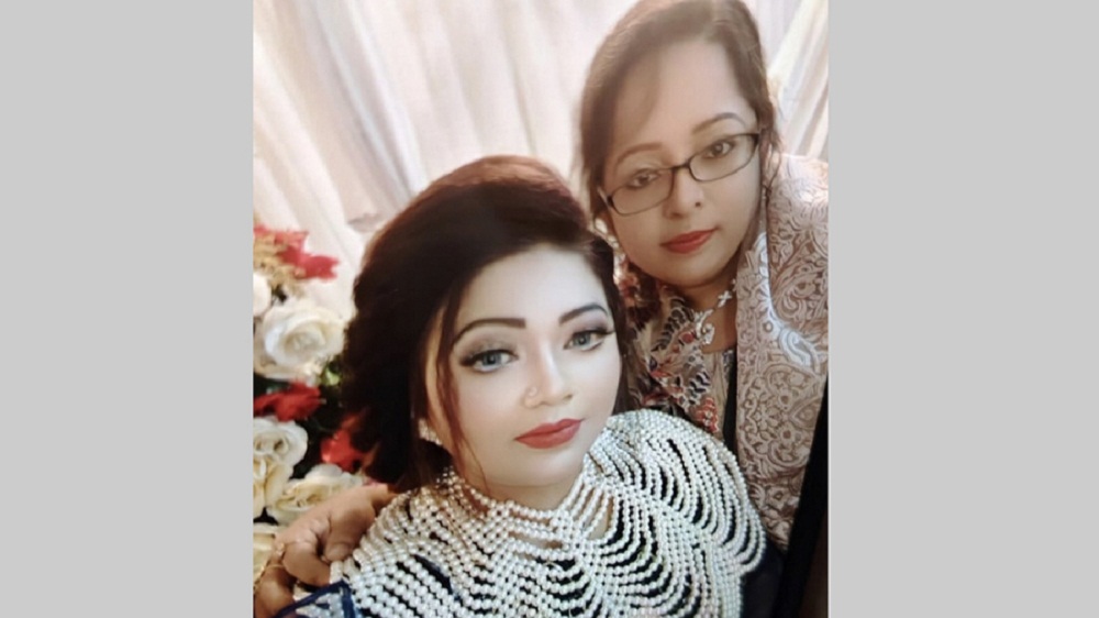 নিহত আয়েশা খান মনি (সামনে)