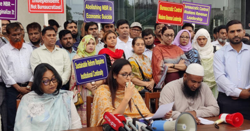 সংবাদ সম্মেলনে বলা হয়, আগামীকাল থেকে আন্তর্জাতিক যাত্রীসেবা ছাড়া ট্যাক্স, কাস্টমস ও ভ্যাট বিভাগের সব দপ্তরে পূর্ণাঙ্গ কর্মবিরতি চলবে। তবে ওষুধ ও জীবন রক্ষাকারী সরঞ্জামের আমদানি এ কর্মবিরতির আওতামুক্ত থাকবে।