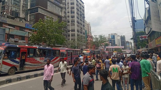 যানজট প্রকট হওয়ায় পায়ে হেঁটেই গন্তব্যে রওনা হয়েছেন অনেকে