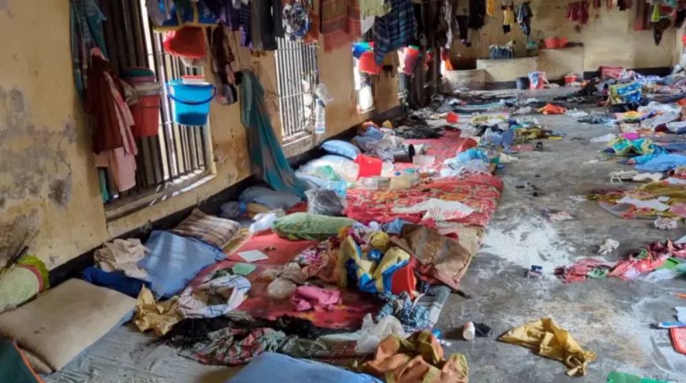লণ্ডভণ্ড কয়েদখানা